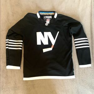 •Men's New York Islanders 2015 Reebok Black Premier Jersey/ Size- 48
•Price-$35
